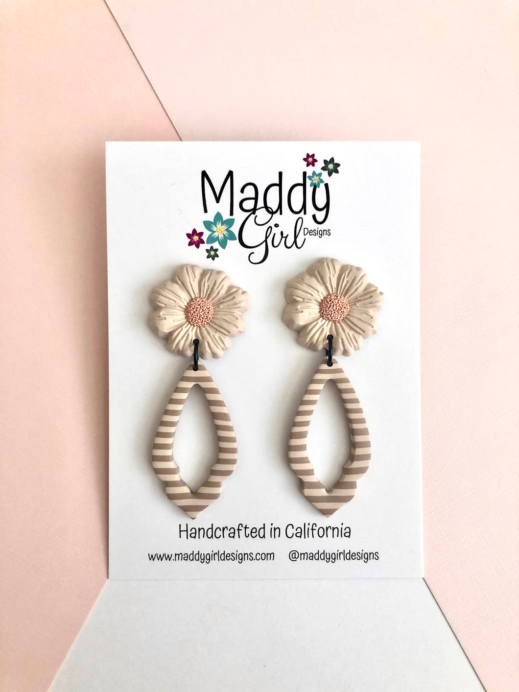 Dashing Daisies Long Daisy Drop (Peachy)